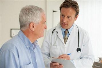 Pacient cu prostatită la o consultație cu un urolog